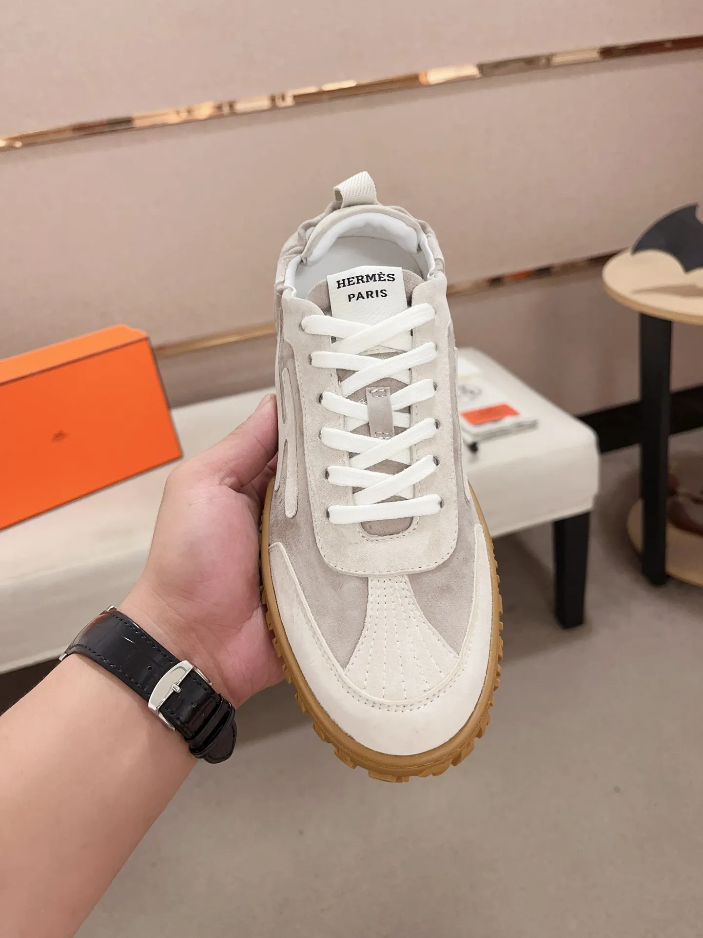 Men's men's shoes 💰: 720💰 Hermes top version # Couple style 💏 24ss casual sneakers Suede goatskin sneakers decorated with contrasting patterns and iconic "H" details, beautifully packaged at the delivery counter 🛍📦 Fabric: suede + cowhide Lining: mixed sheep lining Outsole: original TPU Bottom thickness: 2CM Size: 35-44